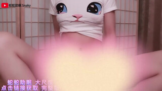 2. Snaky asmr (Chinese) masturbation rubbing her pussy with a microphone and moaning.