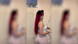 At 0:16 she show her boobs, I’m hard now…