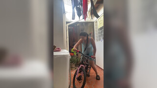 Ordenando el patio y montando la bicicleta