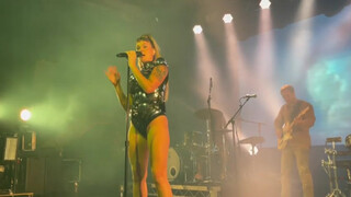 1. 9:27 Tove Lo flash