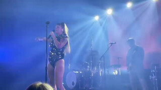 2. 9:27 Tove Lo flash