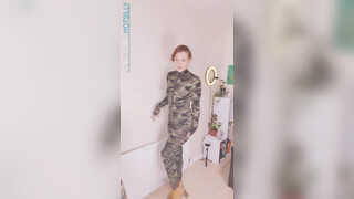 6. 00:49 – slow it down to 0.25 and see it ;)