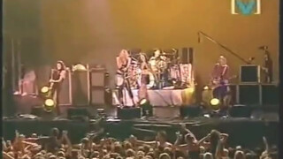 3. Courtney Love Pulls Out Tits @1:07