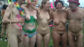8. Nudity throughout, but I like the nude, blonde with the green body paint : Ciclismo totalmente desnudo