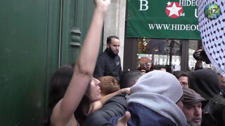 4. Une Femen torse nu perturbe la marche contre l'islamophobie - Gare du Nord, Paris - 10 novembre 2019