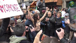 2. Une Femen torse nu perturbe la marche contre l'islamophobie - Gare du Nord, Paris - 10 novembre 2019