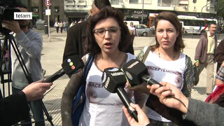 4. Un grupo de mujeres se desnudó para promover la tolerancia en Plaza Congreso