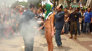 5. Is this performance art or is this a nude protest (or is it a bit of both?)... Performance do coletivo Teatro de Operações