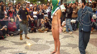 6. Is this performance art or is this a nude protest (or is it a bit of both?)... Performance do coletivo Teatro de Operações