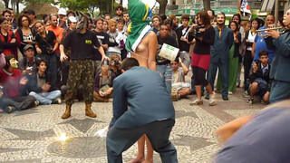 7. Is this performance art or is this a nude protest (or is it a bit of both?)... Performance do coletivo Teatro de Operações