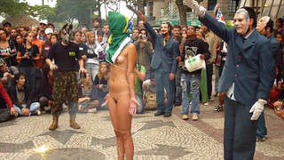 8. Is this performance art or is this a nude protest (or is it a bit of both?)... Performance do coletivo Teatro de Operações