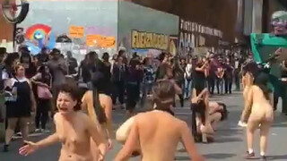 4. Chileans seem to enjoy participating in nude protests (1): Protestas en Chile