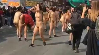 1. Chileans seem to enjoy participating in nude protests (1): Protestas en Chile