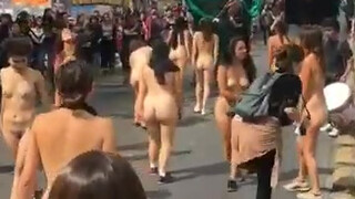 7. Chileans seem to enjoy participating in nude protests (1): Protestas en Chile
