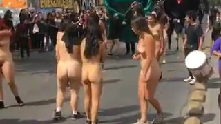 8. Chileans seem to enjoy participating in nude protests (1): Protestas en Chile