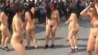 10. Chileans seem to enjoy participating in nude protests (1): Protestas en Chile
