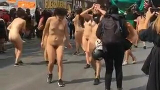 2. Chileans seem to enjoy participating in nude protests (1): Protestas en Chile