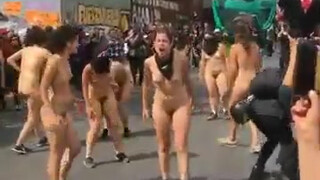 3. Chileans seem to enjoy participating in nude protests (1): Protestas en Chile