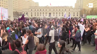 8. Chileans seem to enjoy participating in nude protests (3): Miles de manifestantes marchan contra la violencia machista en Chile