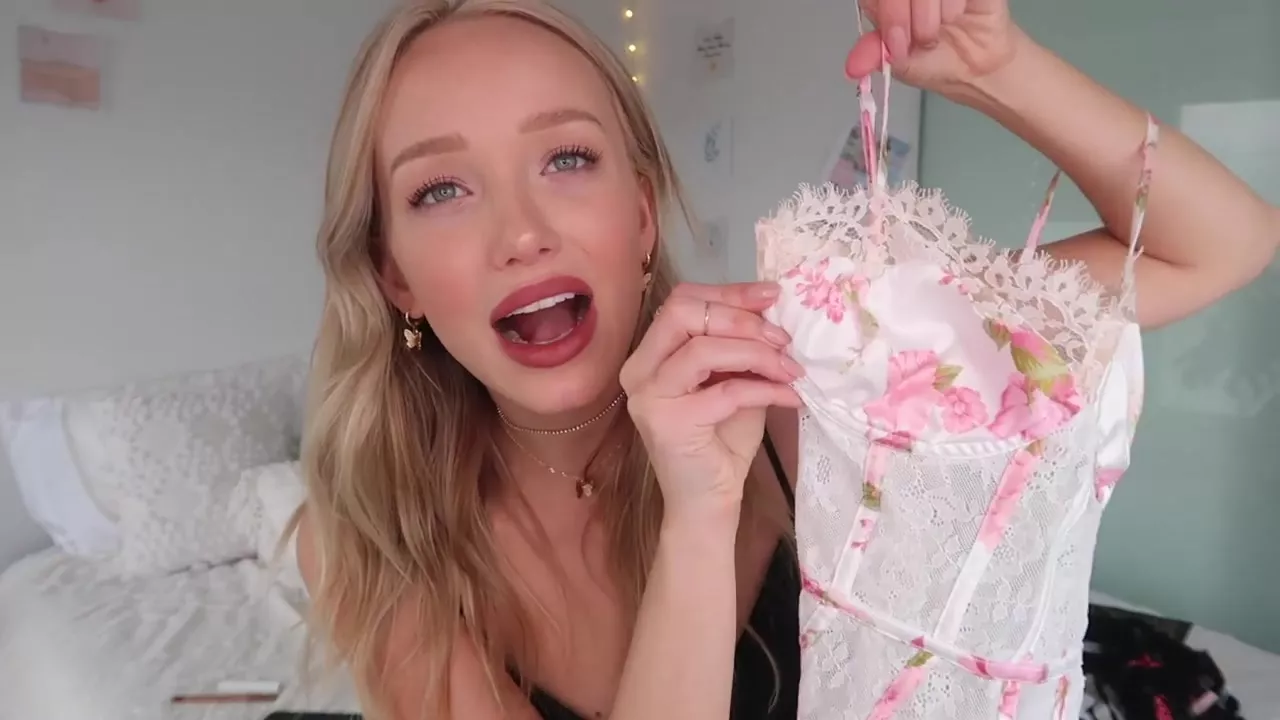 7:16 - GwenGwiz PUSSY flash!!! God does exist | Nude Video on YouTube |  nudeleted.com