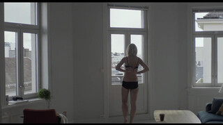 4. Stripping and pressing boobs against the window : Scene fra Blind - Vinduet