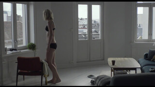 1. Stripping and pressing boobs against the window : Scene fra Blind - Vinduet