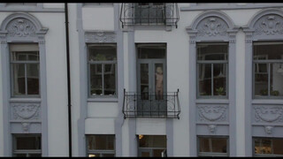 10. Stripping and pressing boobs against the window : Scene fra Blind - Vinduet