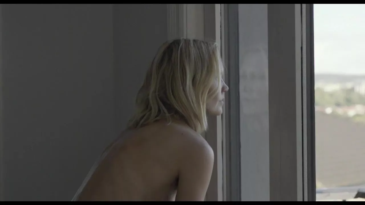 Stripping and pressing boobs against the window : Scene fra Blind - Vinduet  | Nude Video on YouTube | nudeleted.com