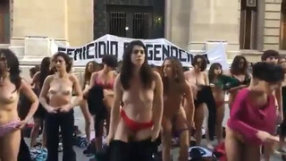 4. Public protest for full frontal nudity including quite a bit of BUSH : Protestation des femmes nues