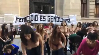 5. Public protest for full frontal nudity including quite a bit of BUSH : Protestation des femmes nues