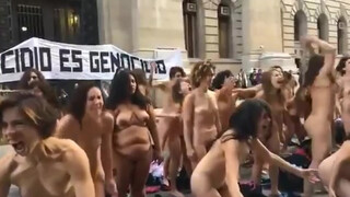 1. Public protest for full frontal nudity including quite a bit of BUSH : Protestation des femmes nues