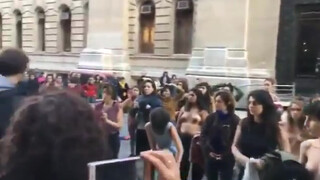 8. Public protest for full frontal nudity including quite a bit of BUSH : Protestation des femmes nues