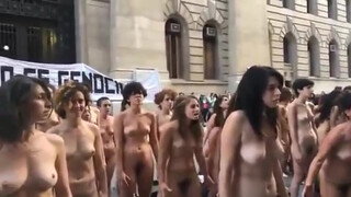 2. Public protest for full frontal nudity including quite a bit of BUSH : Protestation des femmes nues