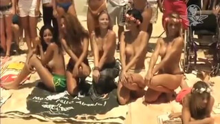 2. Topless in Rio : Brasileñas muestran sus senos; demandan igualdad y libertad en playas