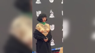 5. Topless protests : Mon Laferte denuncio la situación en Chile en la alfombra roja de los Grammy Latinos