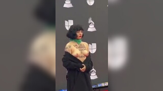 1. Topless protests : Mon Laferte denuncio la situación en Chile en la alfombra roja de los Grammy Latinos
