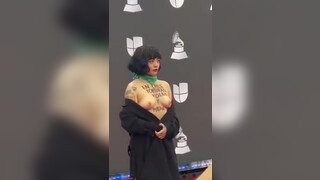2. Topless protests : Mon Laferte denuncio la situación en Chile en la alfombra roja de los Grammy Latinos