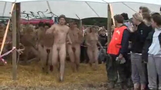 Crazy naked Norwegian kids in public : Det store nakenkappløpet
