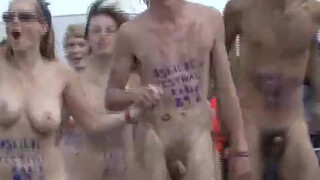 10. Crazy naked Norwegian kids in public : Det store nakenkappløpet
