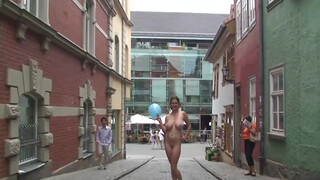 7. She looks like a lot of fun : Nude Art Shoot Royal Park (not the first time I've seen this on both Youtube abd Reddit ...)