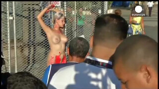 9. Nude protest - Vidéo : elle manifeste nue et enchaînée contre le sexisme au Brésil