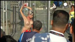 10. Nude protest - Vidéo : elle manifeste nue et enchaînée contre le sexisme au Brésil