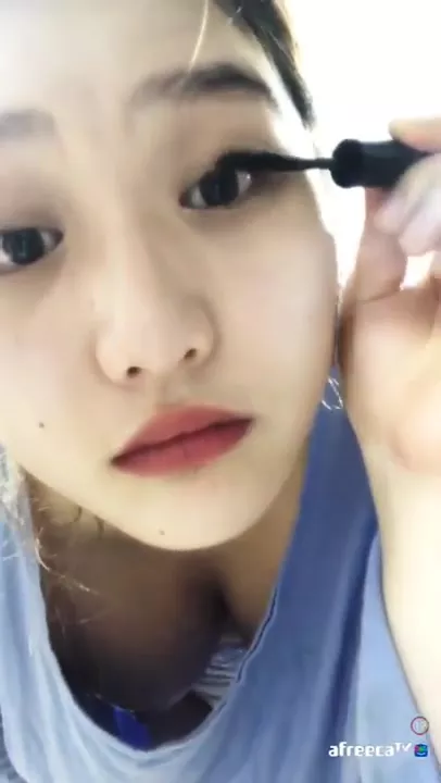 Asian girl cleaning and gets a downblouse vid