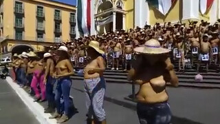 Las mujeres de los 400 pueblos bailan frente a palacio de gobierno