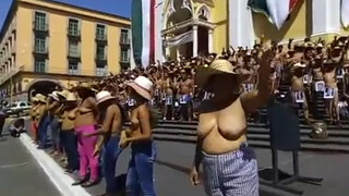 6. Las mujeres de los 400 pueblos bailan frente a palacio de gobierno