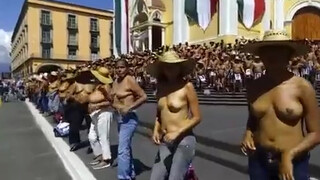 1. Las mujeres de los 400 pueblos bailan frente a palacio de gobierno