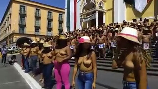 7. Las mujeres de los 400 pueblos bailan frente a palacio de gobierno
