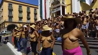 8. Las mujeres de los 400 pueblos bailan frente a palacio de gobierno