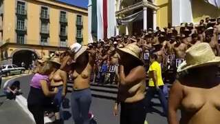 9. Las mujeres de los 400 pueblos bailan frente a palacio de gobierno