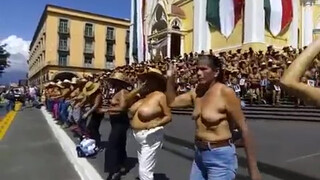 2. Las mujeres de los 400 pueblos bailan frente a palacio de gobierno